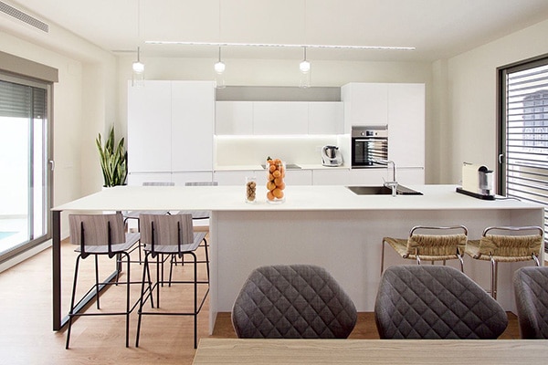 Fotografia em destaque do projecto "Cozinha com ilha branca aberta para a sala de estar".