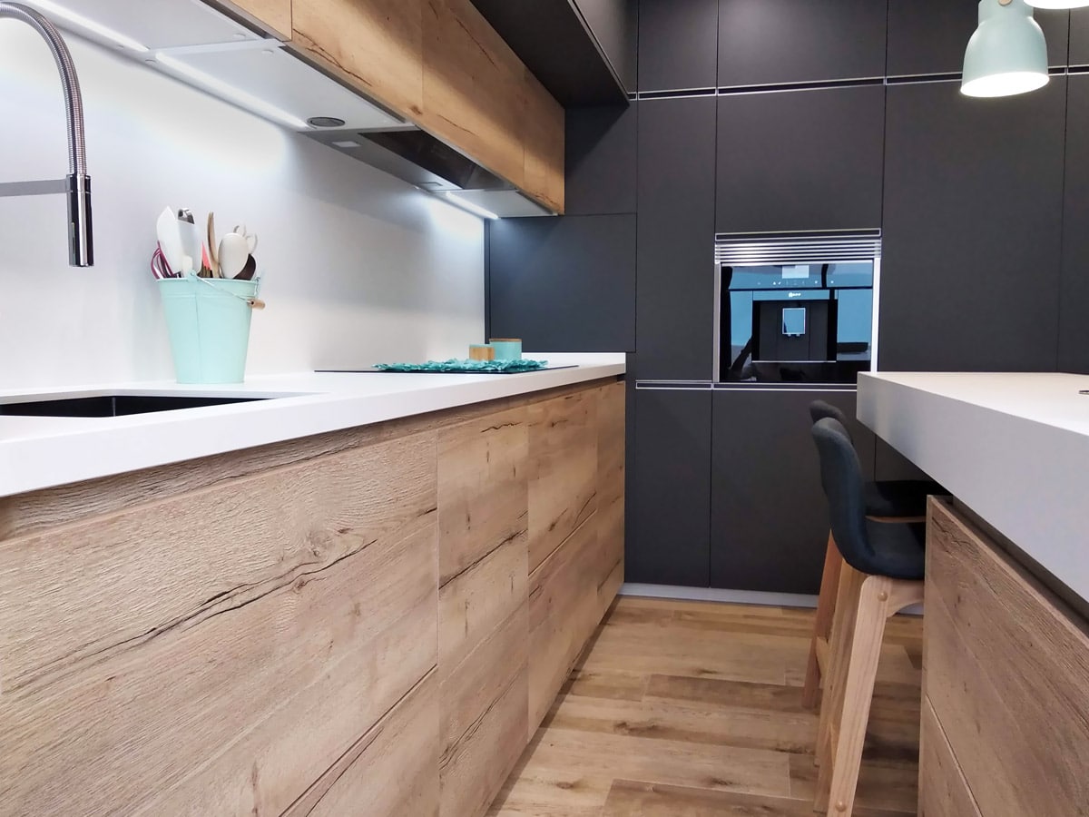 detalhe de bancada de cozinha com mobiliário de acabamento de efeito madeira