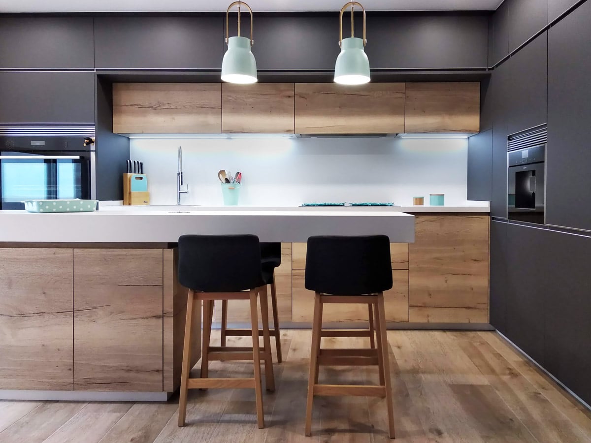 design moderno de cozinha com mobiliário com acabamento em madeira