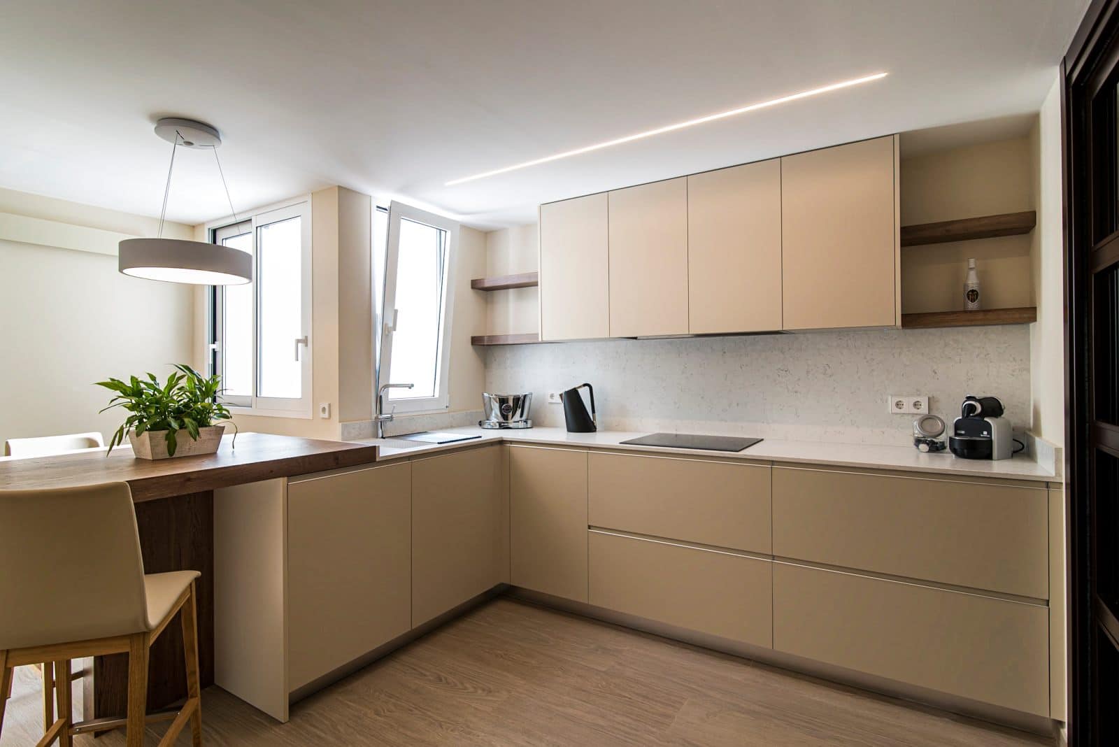 design de cozinha com península e móveis de cozinha