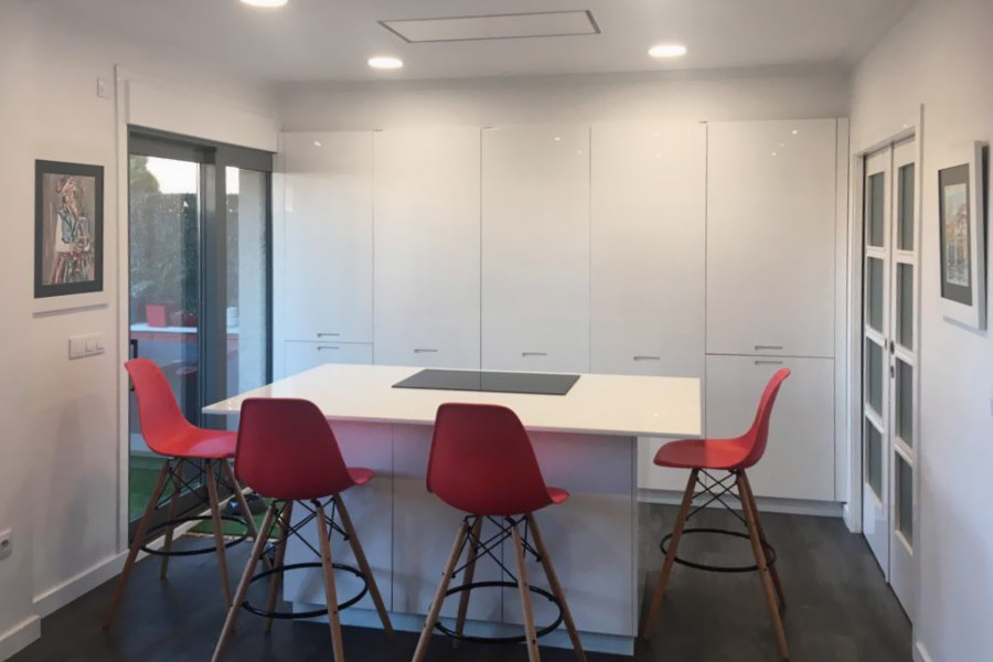 Vê o que fizemos nesta pequena cozinha com ilha e fachada com colunas.