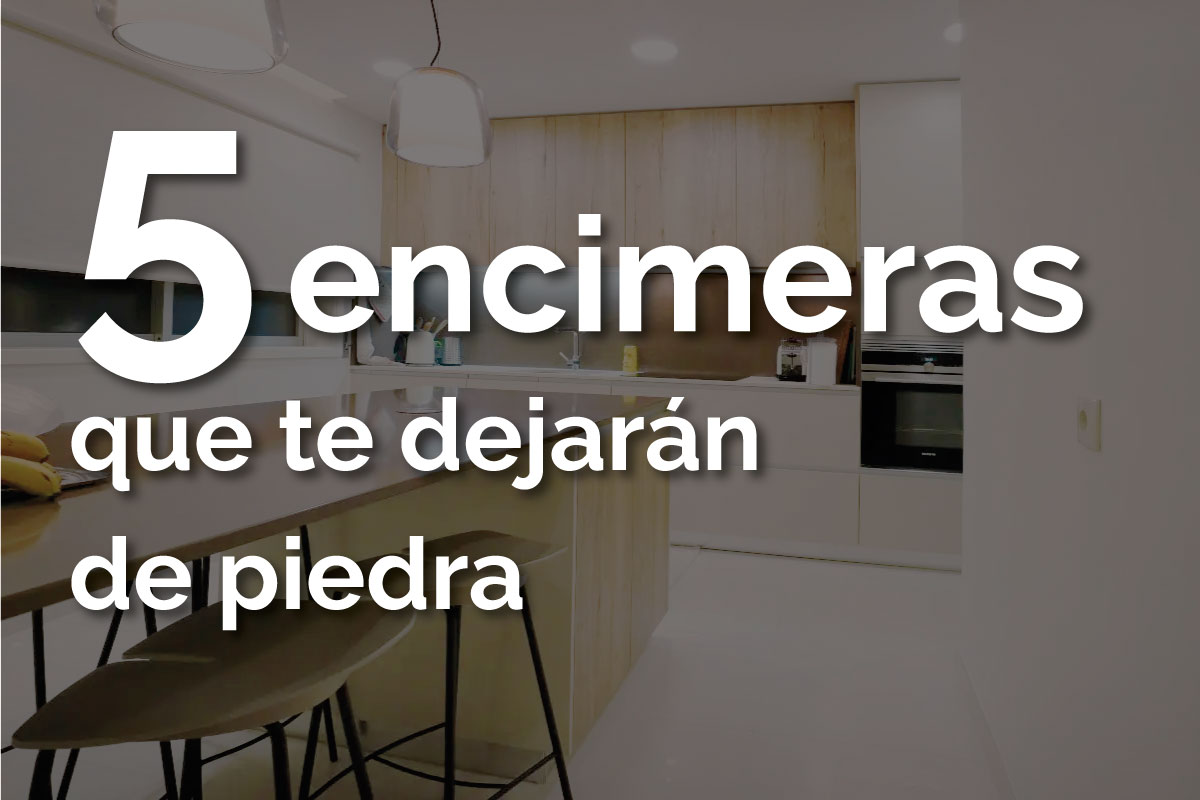 Imagem editada de uma cozinha com móveis brancos e de madeira com o texto com o nome do artigo por cima