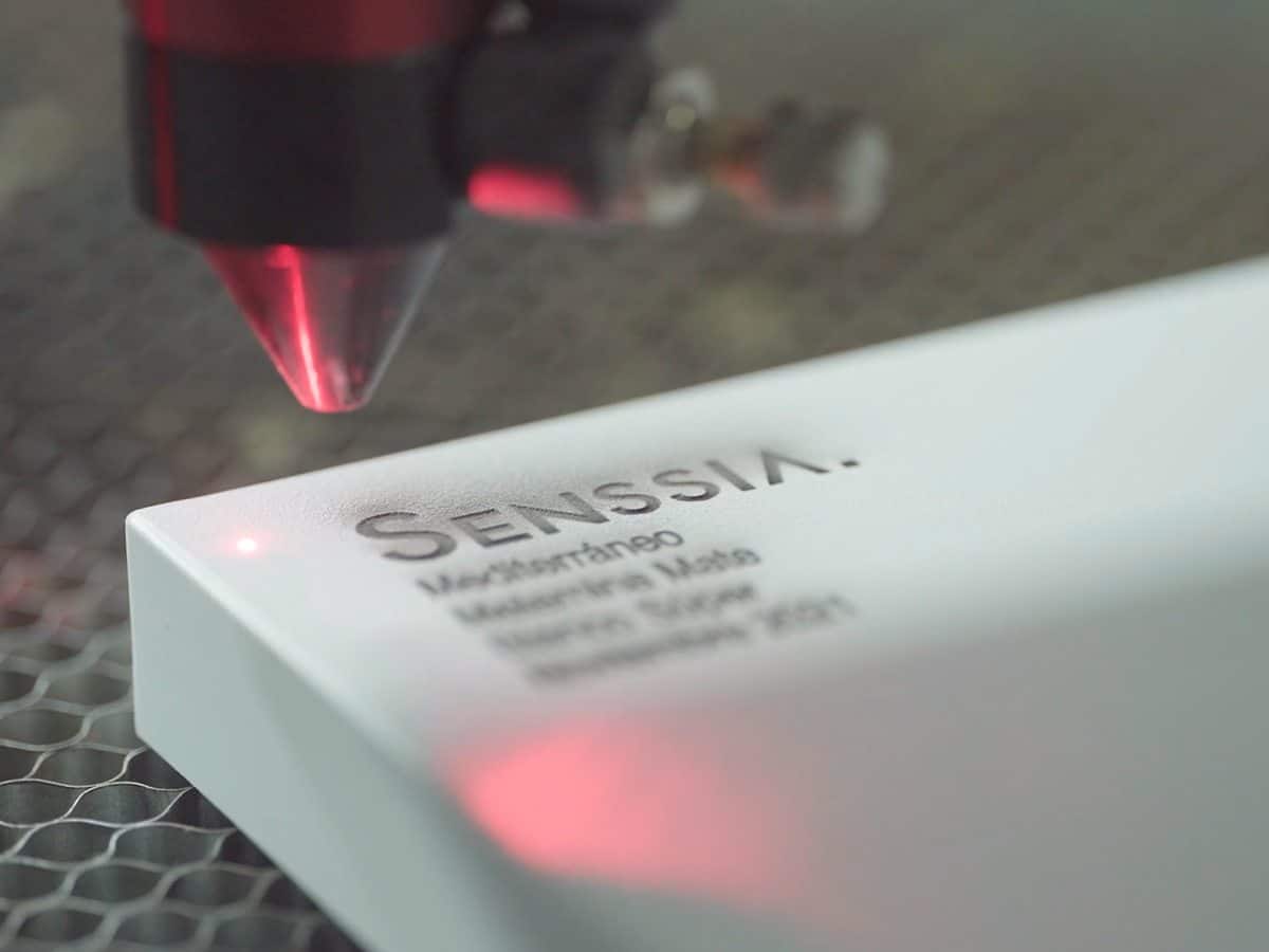 Marcação a laser de uma amostra de porta de cozinha em branco mate da Senssia
