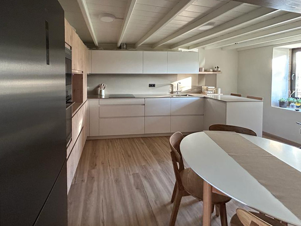 Os tons escolhidos para a renovação e a distribuição dos móveis fazem da cozinha um espaço acolhedor e agradável para a família.