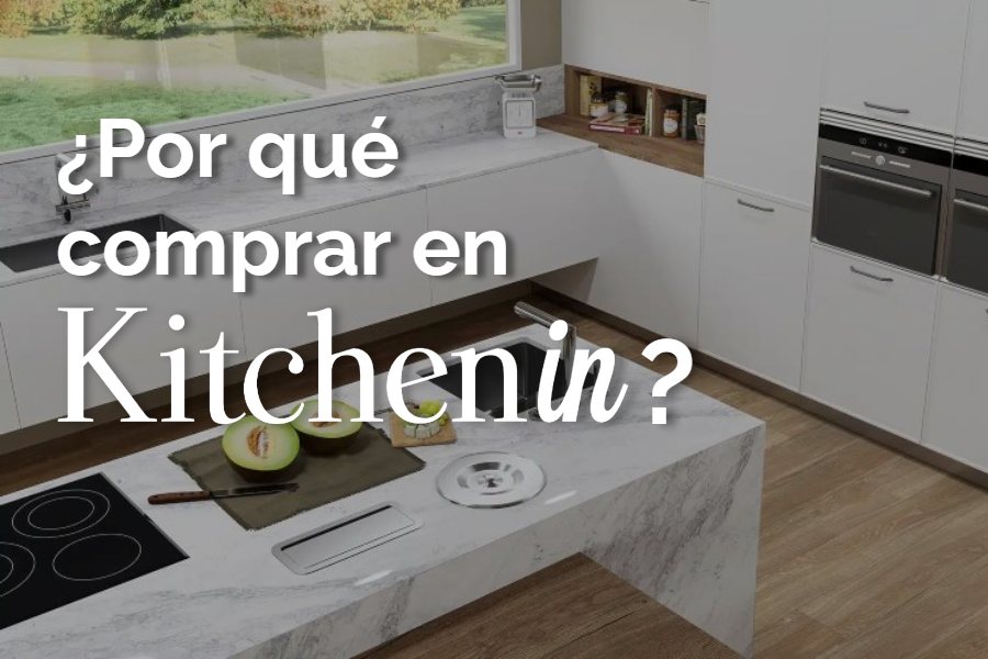 Imagem do artigo Porquê comprar a tua nova cozinha na Kitchen in? com cozinha branca com ilha de mármore e texto do título acima da imagem