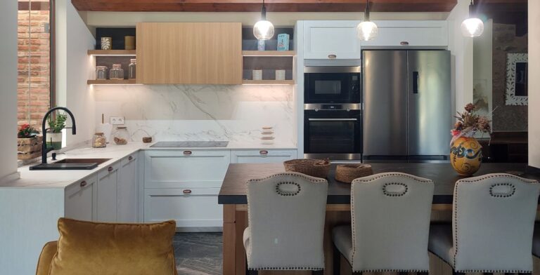 Cocina clásica moderna en L con isla central; combinación de madera natural y frentes blancos, luminosa y funcional