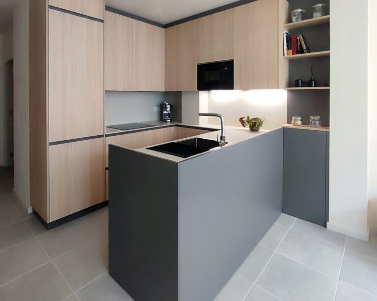 Cozinha em forma de U com península e móveis Senssia em madeira natural e cinzento, design aberto com prateleiras decorativas