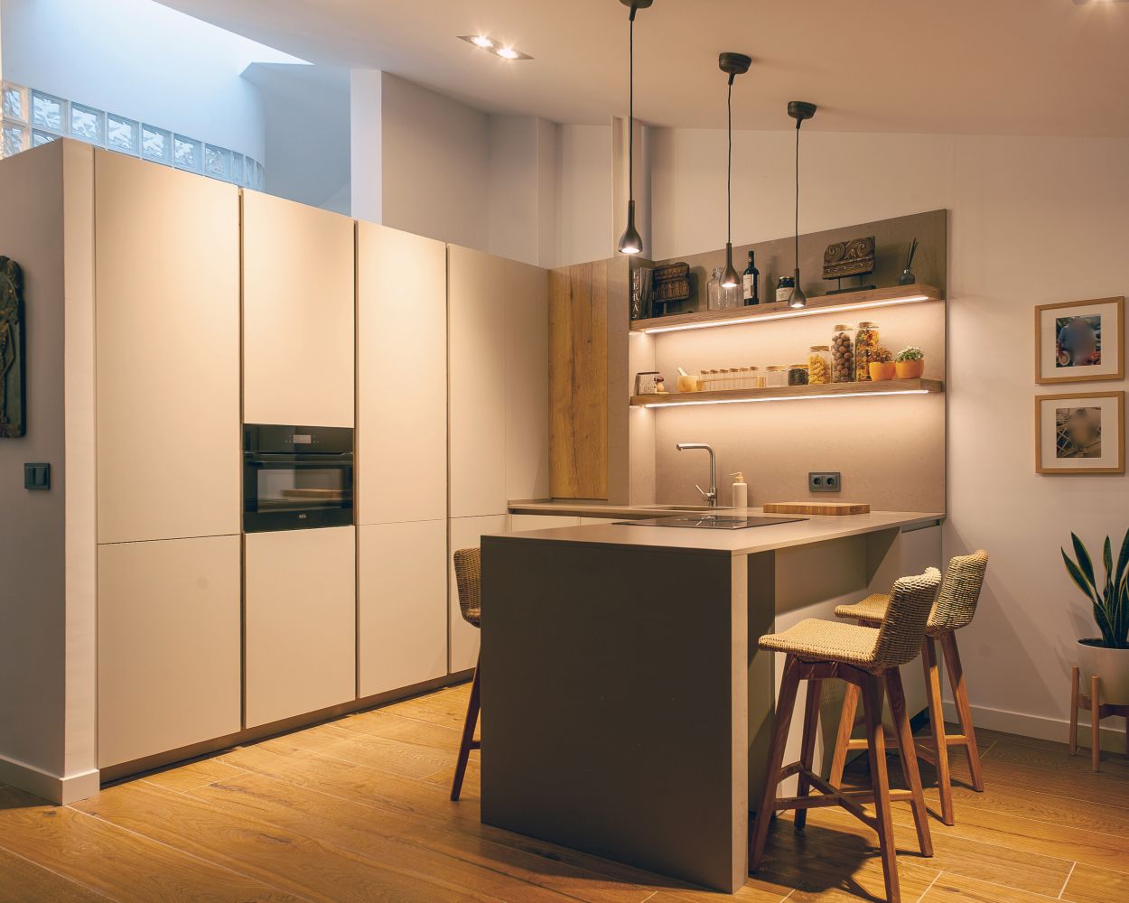 Uma cozinha que não procura chamar a atenção... mas que fica contigo.