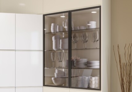 Mueble vitrina con copas y vajilla en su interior